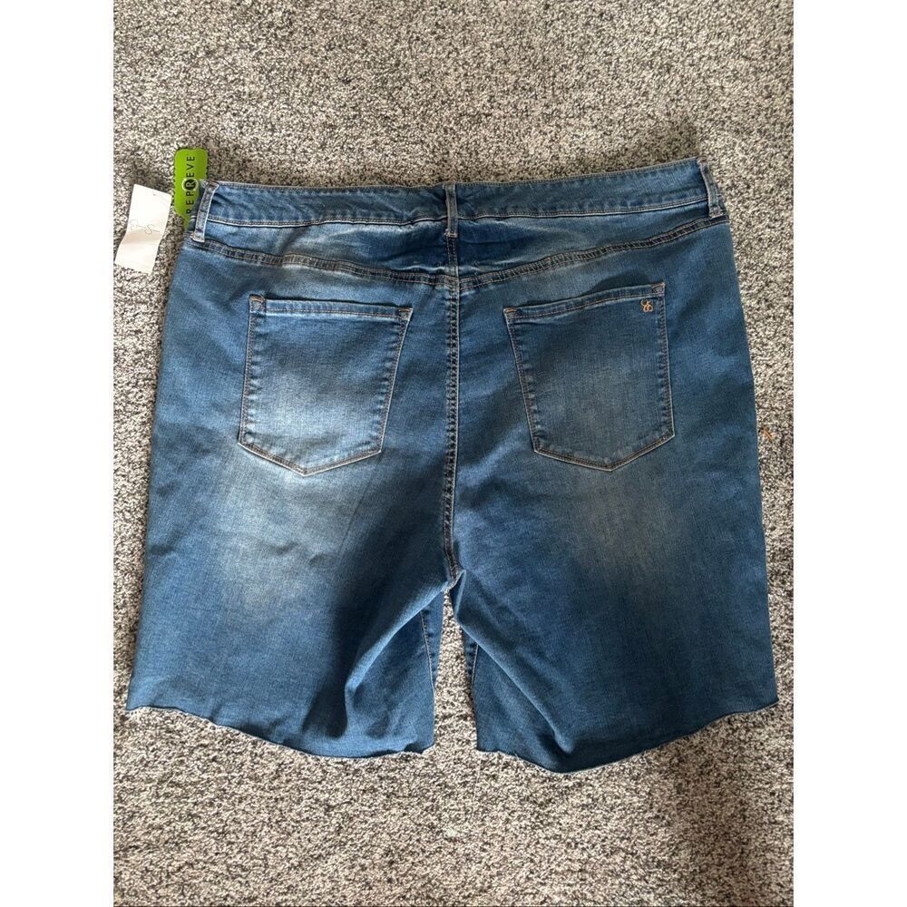 ❤️Jessica Simpson Adored Slim Bermuda Denim Short Sz22W - Picture 5 of 5